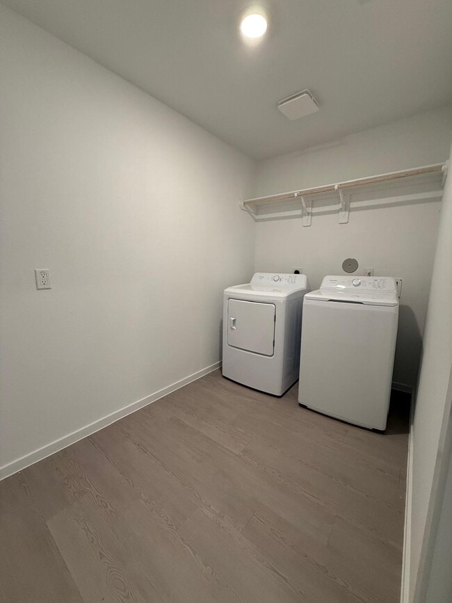 Building Photo - 3093 Fantasy Ter Dr