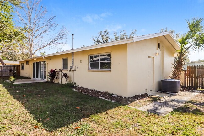 Building Photo - 1940 Ripon Dr