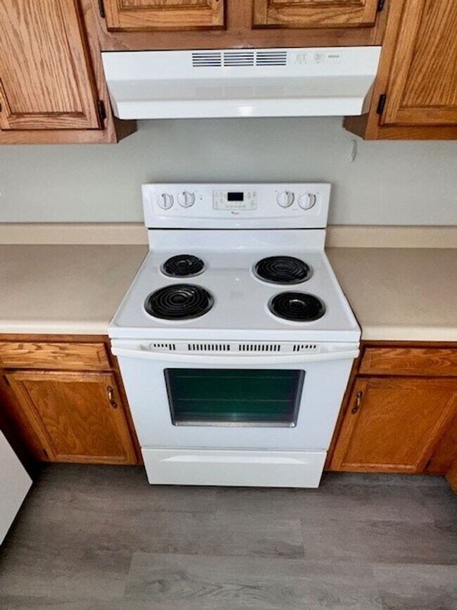 Building Photo - Lovely Townhouse in Winchester! All Electric, Off-Street Parking, W/D Hookups, Small Pets Ok!