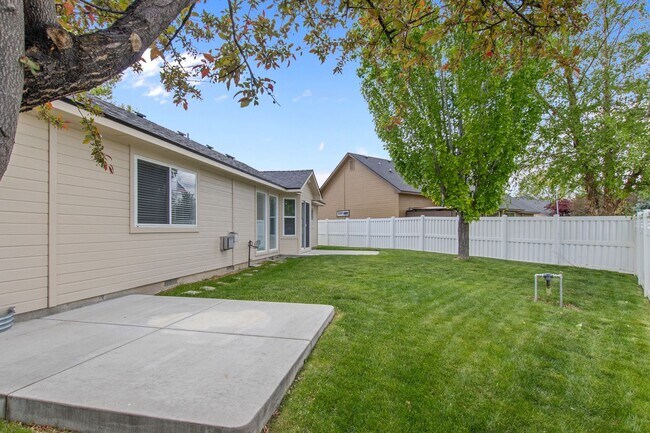 Building Photo - 2870 N High Desert Wy