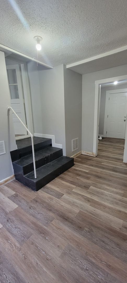 Building Photo - (COMING SOON) Newly Updated Spacious Two Bedroom w/Bonus Room- Single Home Near 21st and Post Rd.