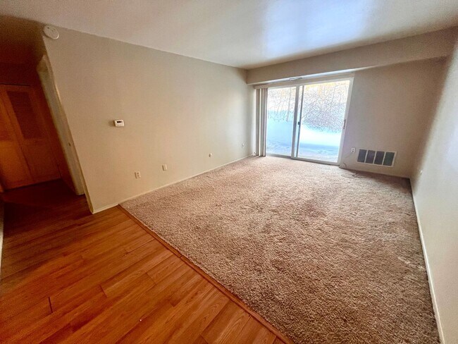 Building Photo - Twin Oaks - 1 Bed 1 Bath - Cozy Apartment