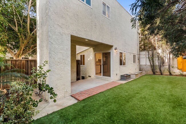 Building Photo - Gorgeous 3+3 Private Single Family Townhou...