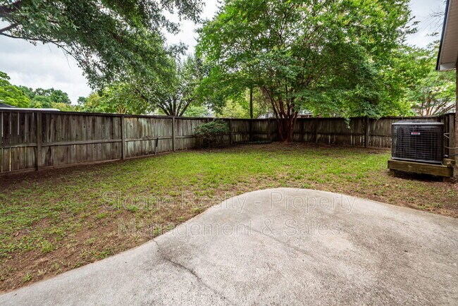 Building Photo - 1584 Kentwood Cir