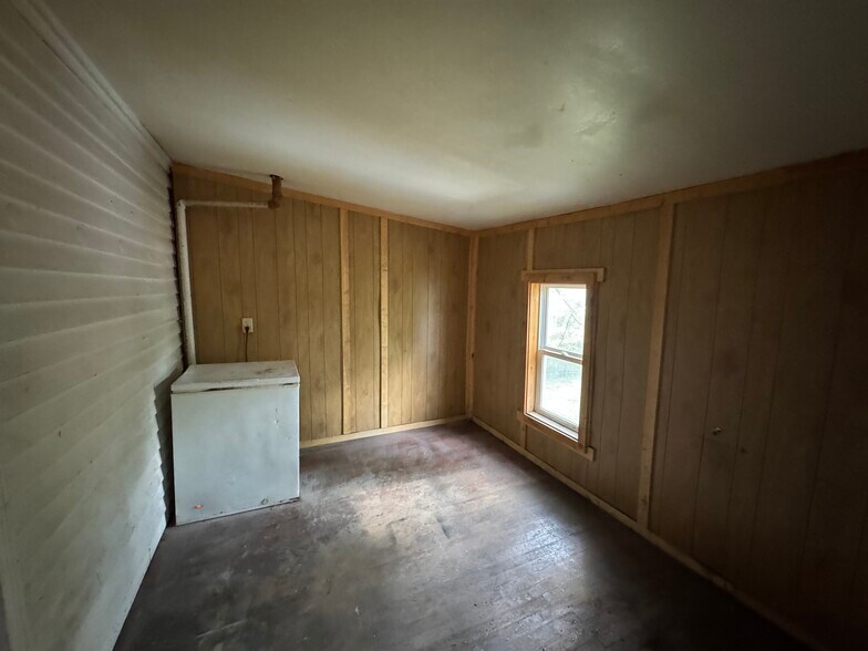 Building Photo - 303 Weston Ave