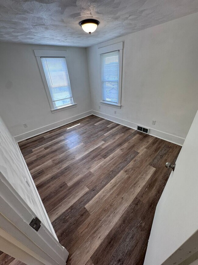 Building Photo - Fully Updated 3-Bed 1-Bath House w/ Covered Porch in Christy Park!!!