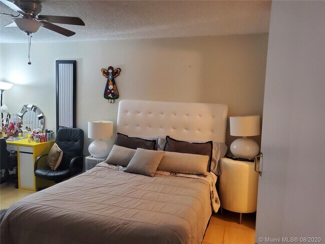Building Photo - 1300 NE Miami Gardens Dr