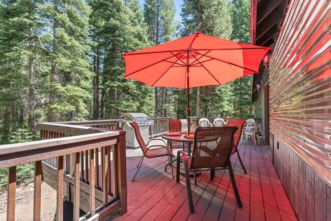 Building Photo - New to the Rental Market! FURNISHED Custom 3 Bdrm Hm w/Garage