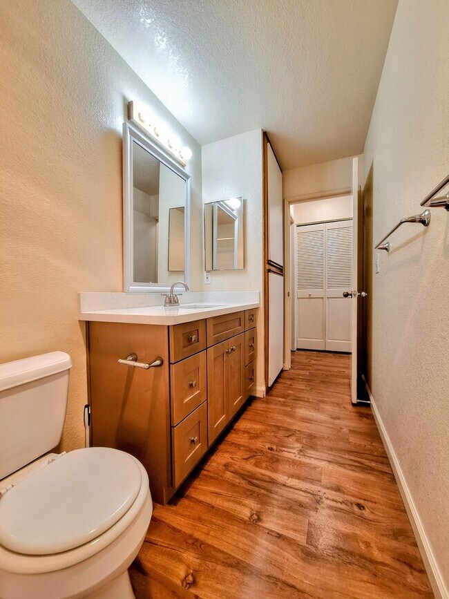 Building Photo - Refurbished Condo on 1st Floor With Laundry, Patio, Garage; Next to Pool!