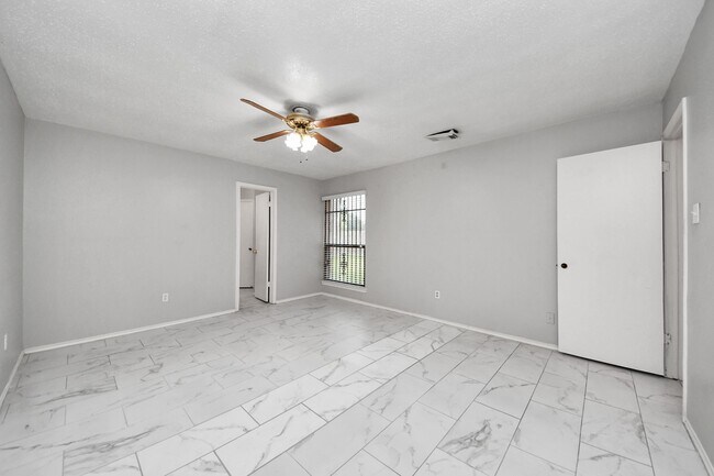 Building Photo - 527 Oakdale Dr