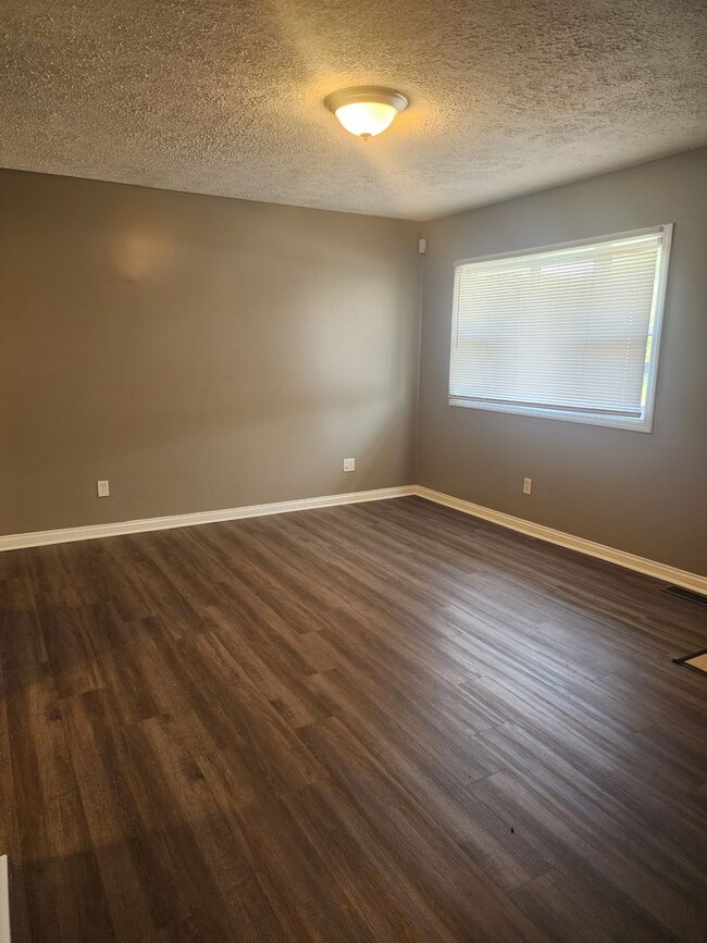 Building Photo - 3 BR - 1BTH Single Family Home!