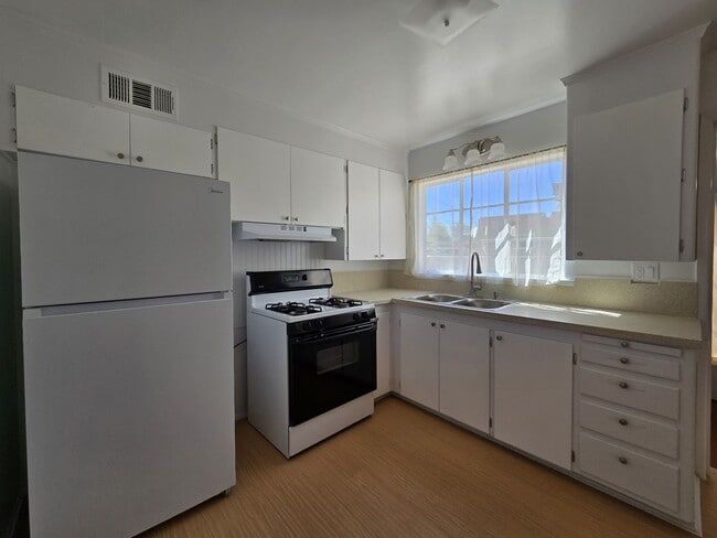 Building Photo - 2412 Rosina St