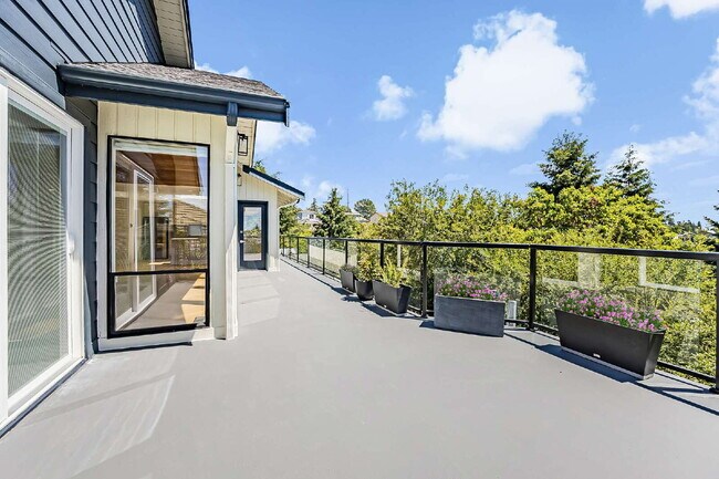 Building Photo - Sophisticated and Elegant home is located in Harbor Ridge at Browns Point. Spacious 4 bedroom, 4 ...