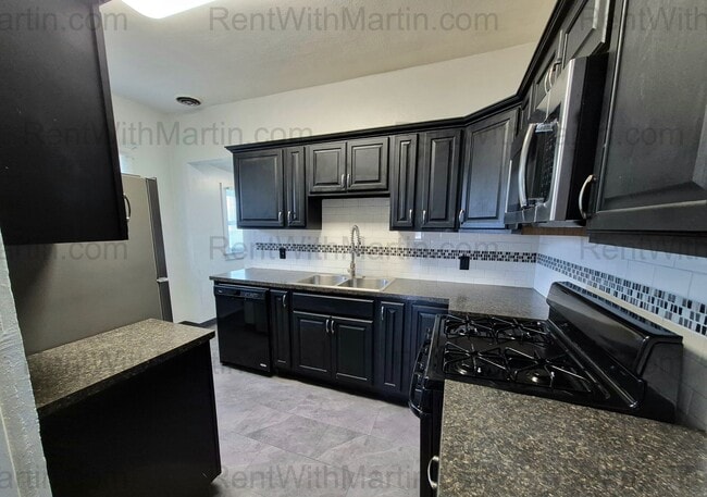 Building Photo - FOR RENT- Beautifully Updated Home Near Golf Course on 4th! Pets ok!!