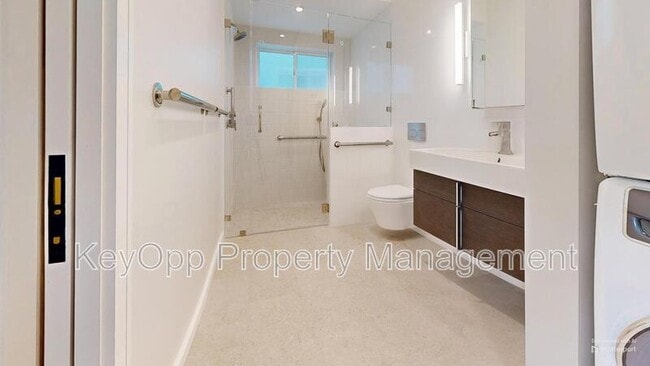Building Photo - 466 Country Club Dr