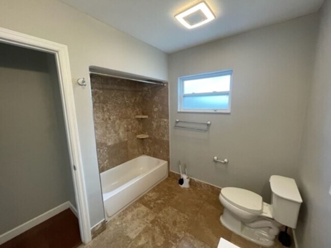Building Photo - 2 BR/2 BA Beautifully Updated Home in Semi...