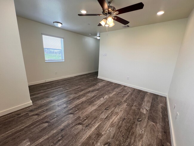 Building Photo - 3 Bedroom 2.5 Bathroom now available in Sp...