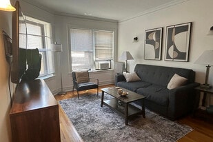 Building Photo - 1915 W Larchmont Ave