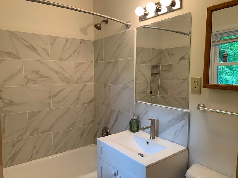 Bath RM - 128 Whitehills Dr