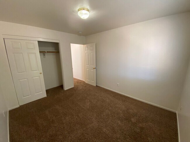 Building Photo - 3848 E Oak Ave
