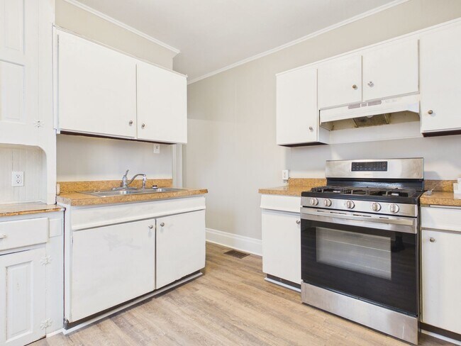 Building Photo - 3 Bedroom on Dunkle St.