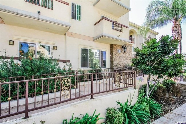 Building Photo - 540 E Angeleno Ave