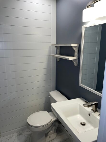 Half bath - 1010 Country Club Rd