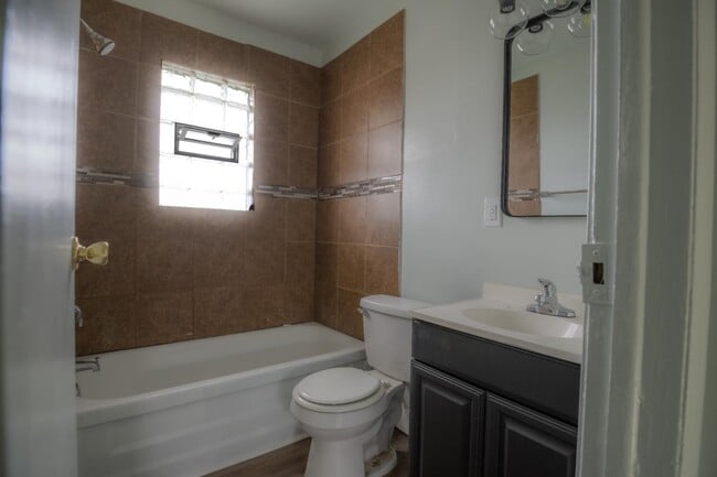 Building Photo - 3105 Clairpoint Ct