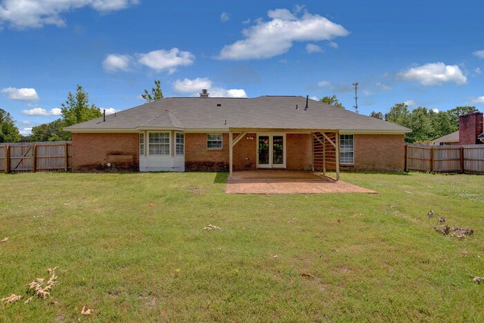 Building Photo - 211 Oak Brook Dr