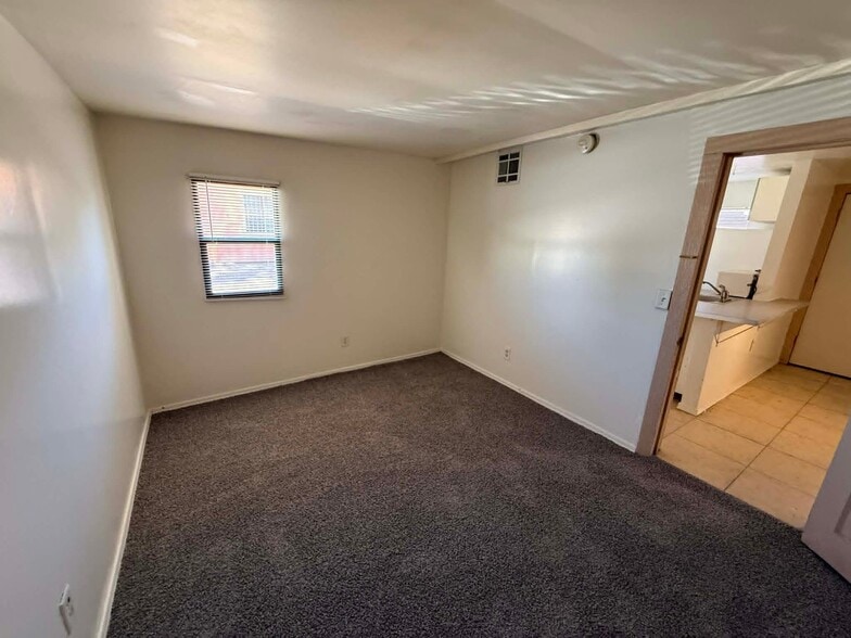 Building Photo - 1137 E Adelaide Dr