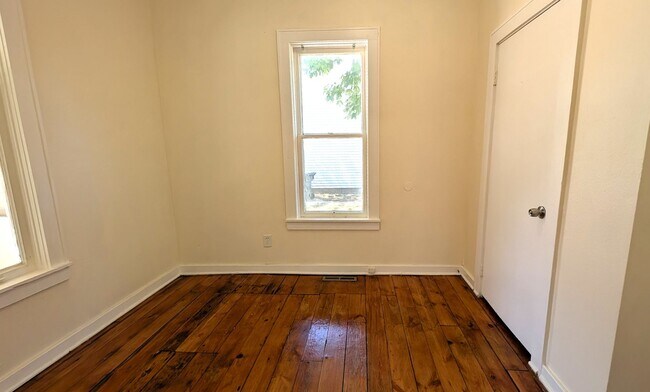 Building Photo - 370 Monroe Ave