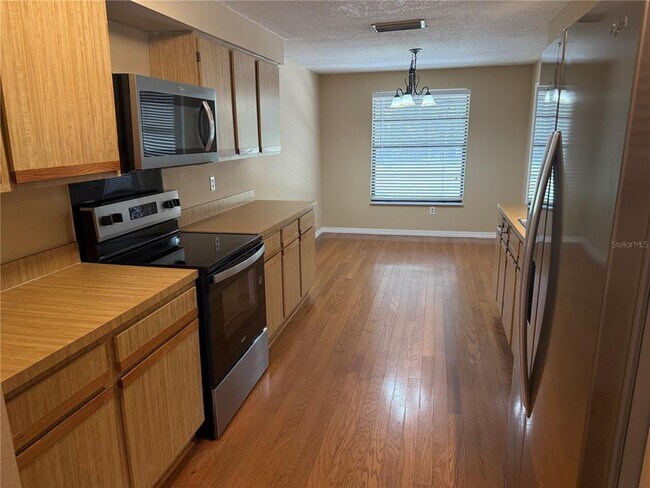 Building Photo - 525 Lakeview Dr