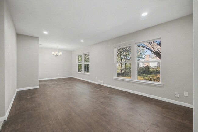 Building Photo - 2319 Glengariff Dr