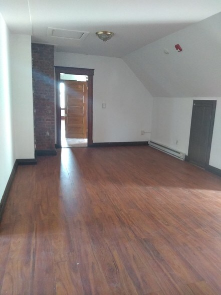 Building Photo - 261 Maple St