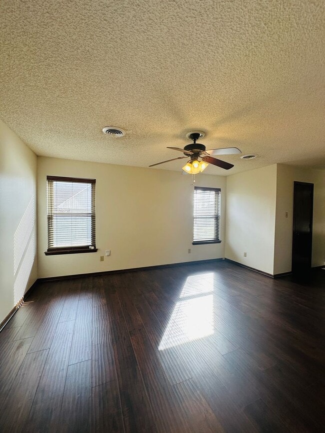 Building Photo - 3406 Erin Oaks St