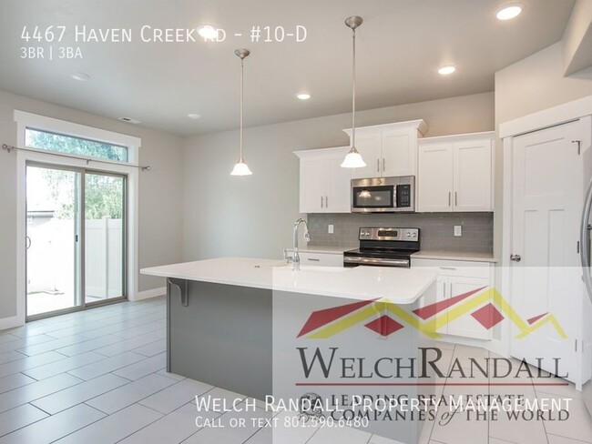 Building Photo - Spacious Townhome in West Haven