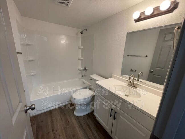 Building Photo - 1438 E Elm St