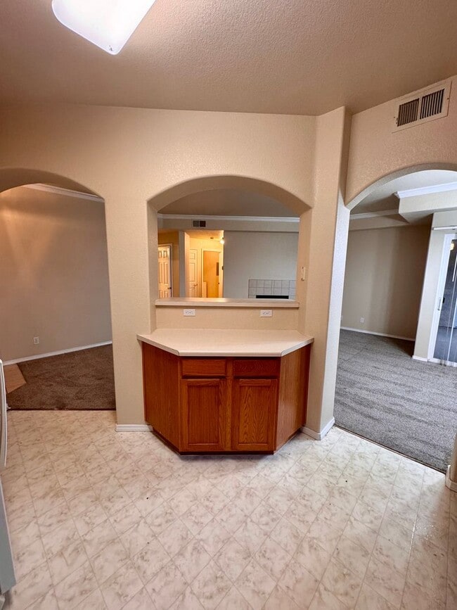 Building Photo - Gated West Side 2 bedroom/2 bath condo