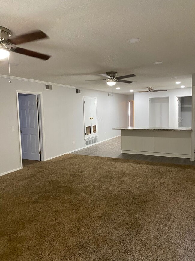 Building Photo - Spacious 4 Bedroom, 2 Bathroom over 1700 sqft. Duplex in Westridge!
