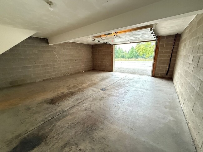 Building Photo - Beautiful 2 Bedroom Townhome - Only Steps ...