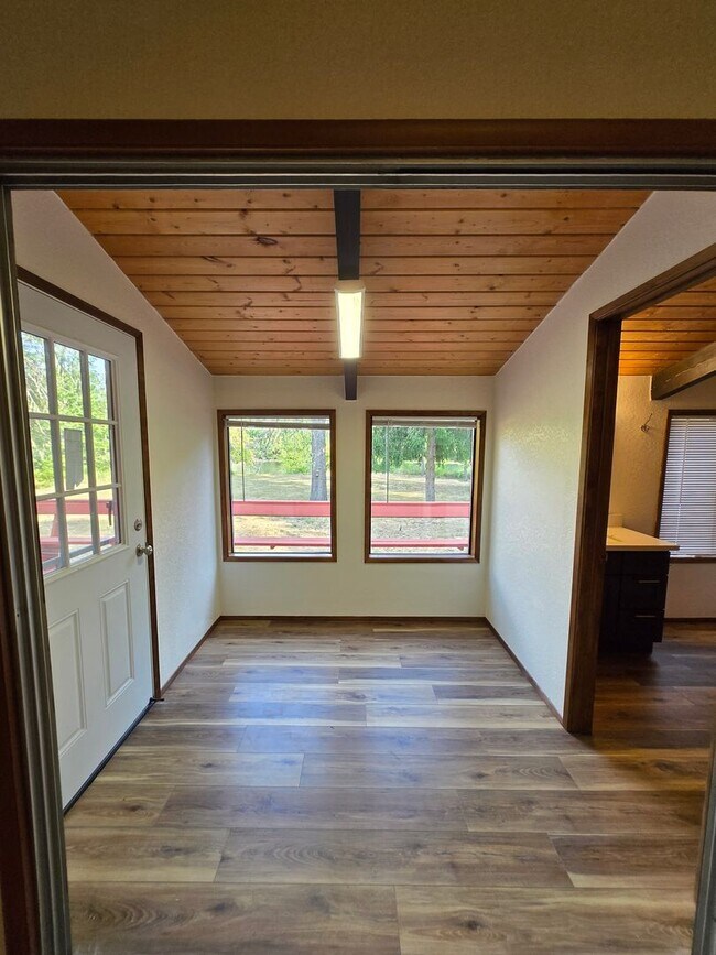 Building Photo - Riverfront Property 3 Bedroom 2 Bath in To...