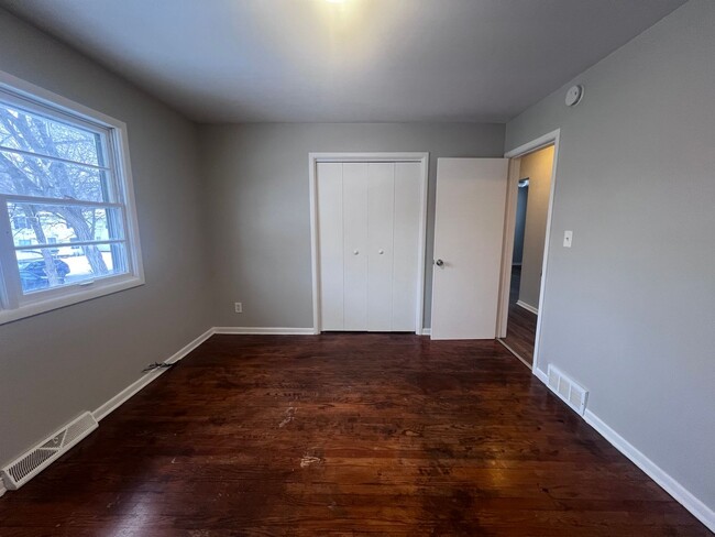 Building Photo - Two Bedroom Duplex on SE Side!