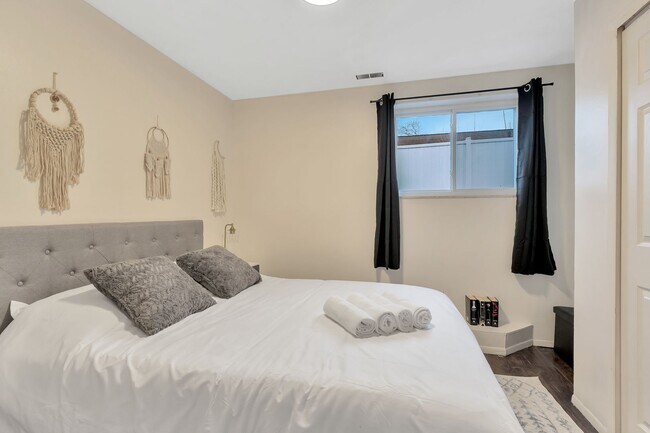 Building Photo - MARGO MANOR-1270