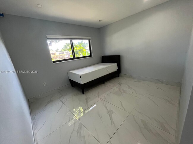 Building Photo - 575 NE 179th Dr