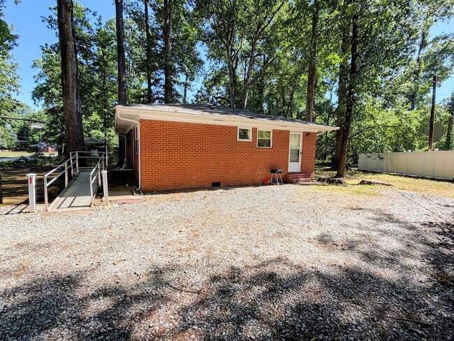 Building Photo - 200 Parthenia Dr