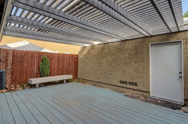 Building Photo - Spacious End-Unit 2 Bed, 2 Bath with Den For Lease in Irvine