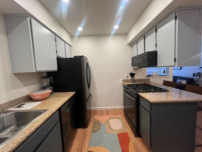 Building Photo - Charming Furnished 1-Bedroom Loft-Style Co...