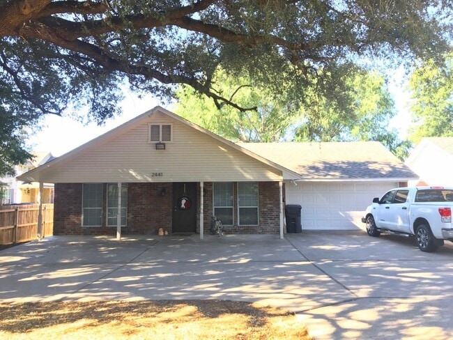 Primary Photo - Spacious 4/4 House with Yard in the Baylor...