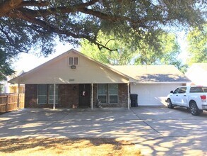 Building Photo - Spacious 4/4 House with Yard in the Baylor...