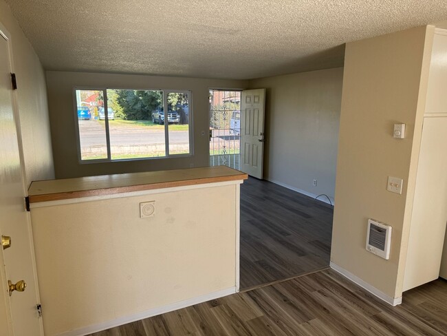 Building Photo - Updated 4 bedroom 1 bathroom house in Eugene!